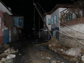Evleri yıkılan vatandaşlar geceyi akrabalarında geçirdi 