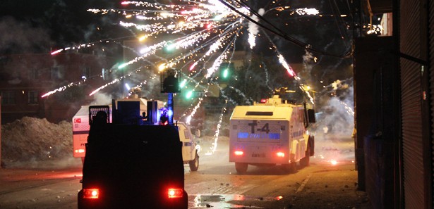 Eylemciler polise taş ve havai fişekle saldırdı 