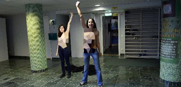 FEMEN'ler bu kez camide soyundu