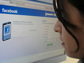 Facebook'ta soyduğu liseli kıza şantaj yaptı