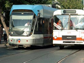 Fatih'te tramvay otobüse çarptı 