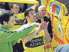 Fener taraftarı Azeri takımını destekledi