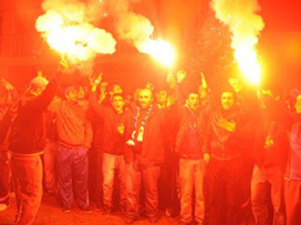 Fener taraftarı Samandıra'yı yaktı / 