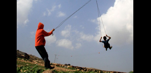 Filistinli çocukların tek eğlencesi: Salıncak 