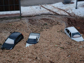 Finike'de dolu araçları toprağa gömdü 