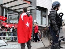 Fransa Türk derneklerini fişlemiş 