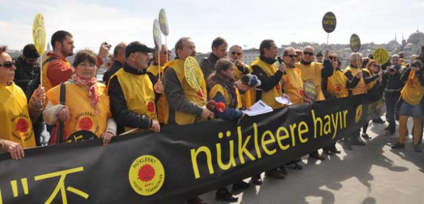 Fukuşima için Galata Köprüsü'nde insan zinciri