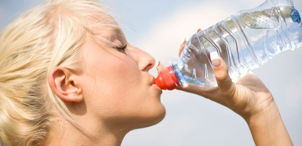 Günlük en az 2 buçuk litre su içmek şart 
