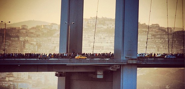 Göstericiler köprüden geçerek Taksim'e yürüyor 