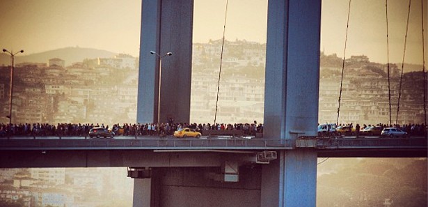 Göstericiler köprüden geçerek Taksim'e yürüyor