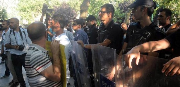 Gezi Parkı 7 saat sonra yeniden halka açıldı 