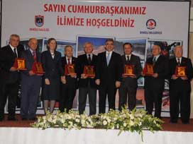 Gül, hayırseverlere plaket verdi 