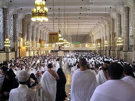 Hac vizesi olmayanlar Mekke'ye alınmıyor 
