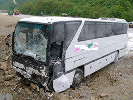Hacı adaylarını taşıyan otobüs TIR'a çarptı: 1 ölü 4 yaralı 