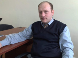 Hakimle tartışan öğretim görevlisi içerde