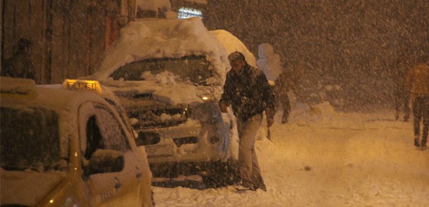 Hakkari'de eğitime 2 gün kar engeli