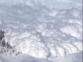 Hakkari'de karayoluna 4 ayrı noktadan çığ düştü 