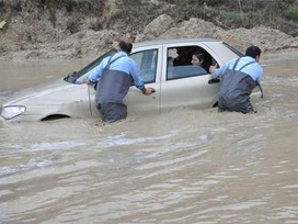 Hamile kadın selde mahsur kaldı Hamile kadın selde mahsur kaldı