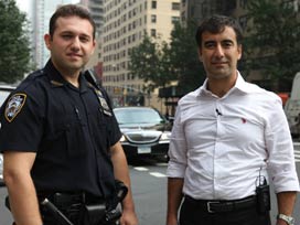 Harlem'e giren Türk gazeteciyi polis kurtardı 