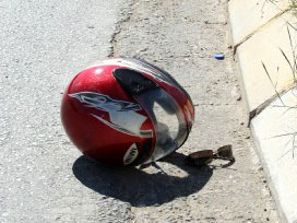 Hatay'da motosiklet sürücülerine kask 