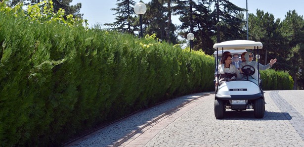Hayrunnisa Gül'den Golf arabasıyla Köşk turu 
