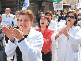 Hekimlerden protesto yürüyüşü 