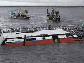 Hindistan´da feribot alabora oldu: 35 ölü 