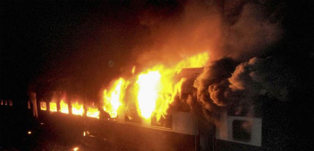 Hindistan'da gecekondıu yangını: 6 ölü 