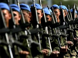 Hükümet tek tip askerliği rafa kaldırdı