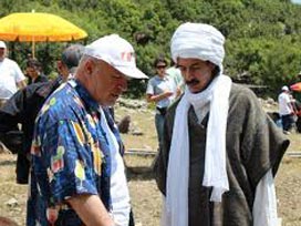 Hür Adam'a kul hakkını bulaştırmadılar! Hür Adam'a kul hakkını bulaştırmadılar!