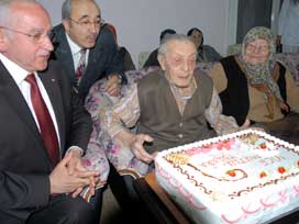 Huzurevinde 104. yaşına partiyle girdi 
