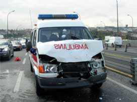 İki günlük bebeği taşıyan ambulans kaza yaptı 