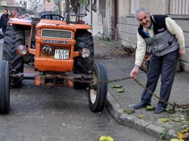 İki kere soyulunca traktörü zincirledi! 