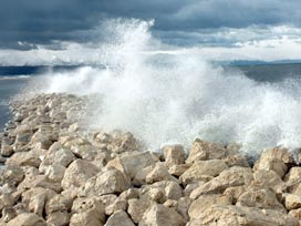 İnebolu'da dalgaların savurduğu balıkçılar kurtarıldı 