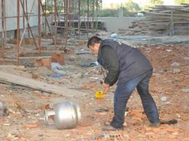 İnşaattan kafasına mutfak tüpü düştü!