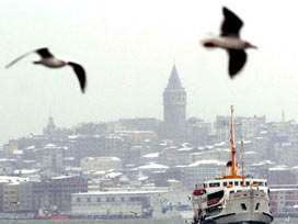 İstanbul'da fırtına Marmara'da kar var
