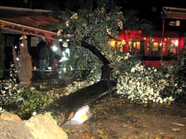 İstanbul'da fırtına çatıları uçurdu 