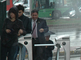 İstanbullu yağmura hazırlıksız yakalandı 