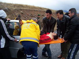 İzmir'de 2 otomobil çarpıştı: 1 ölü, 4 yaralı 