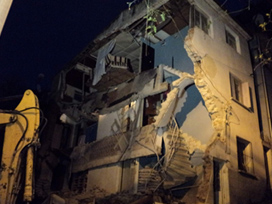 İzmir'de 3 katlı bina çöktü / VİDEO 