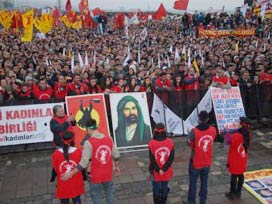 İzmir'de Alevilerin dev gövde gösterisi 