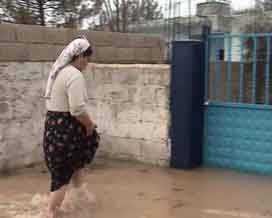 İzmir'de Maltepe Deresi taştı: Evler sular altında 