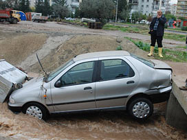 İzmir'de sel, otomobilleri sürükledi 