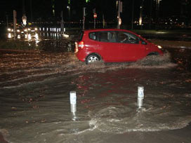 İzmir'de şiddetli yağış, binaları su bastı 