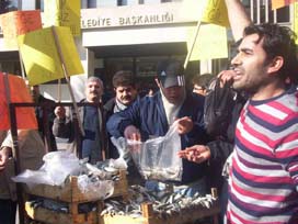 İzmirli balıkçılar Kocaoğlu'nu protesto etti 