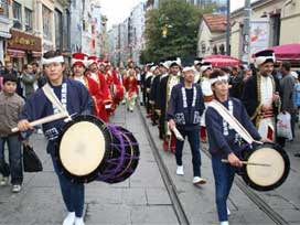 Japonlar davullarla mehter marşlarına eşlik etti