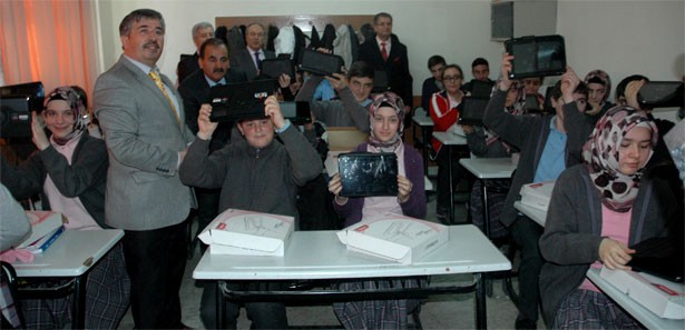 Kırklareli'deki 2 okula 240 tablet dağıtıldı 