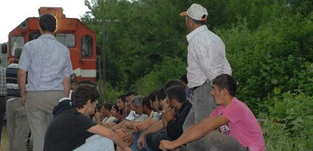Köylüler tren yolunu kapattı 