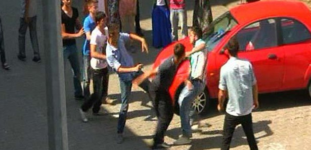 Kızlar bayramında tekme tokat kavga