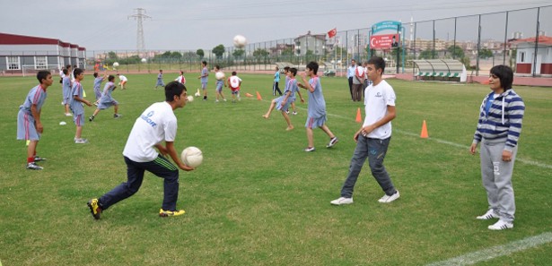 Kadın futbol antrenörü kupa sevinci yaşadı 